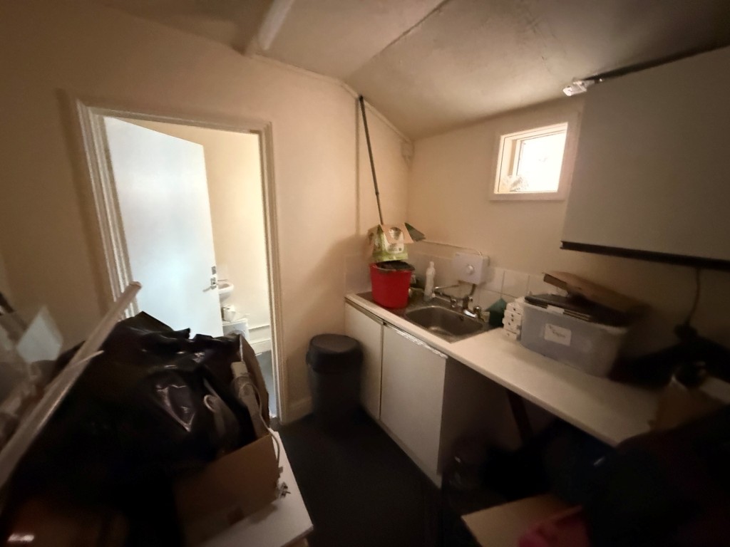 Lot: 119 - MIXED USE TOWN CENTRE INVESTMENT PROPERTY - Kitchenette area to the rear of the shop